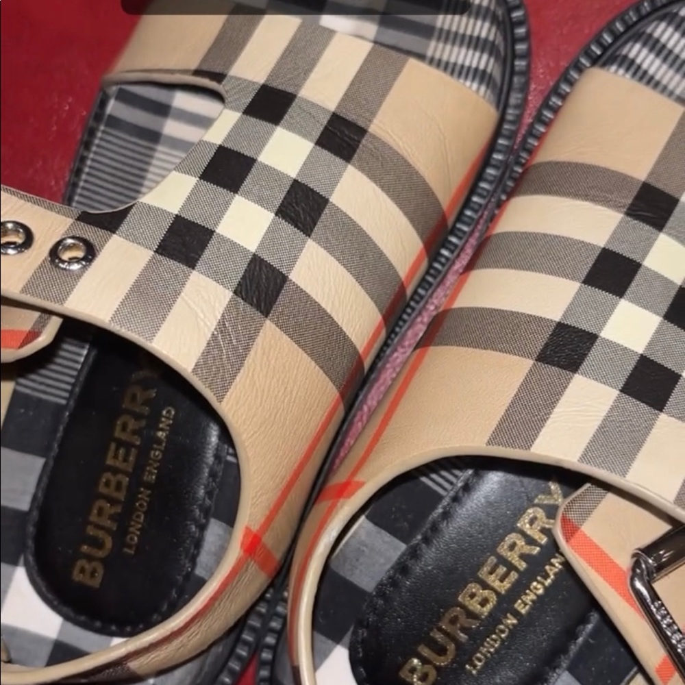 BurBerry - Picture 4 of 4